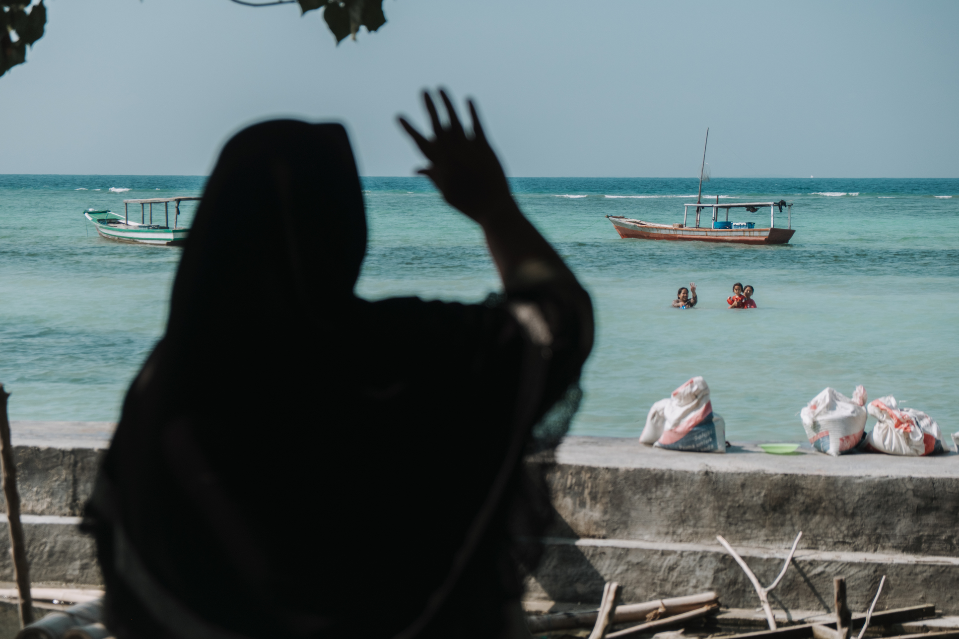 Pantai di seberang rumah Leha, tempat dia biasa menunggu anak dan cucunya  yang membantunya mengambil pasir untuk kebutuhan merawat tanaman mangrove.