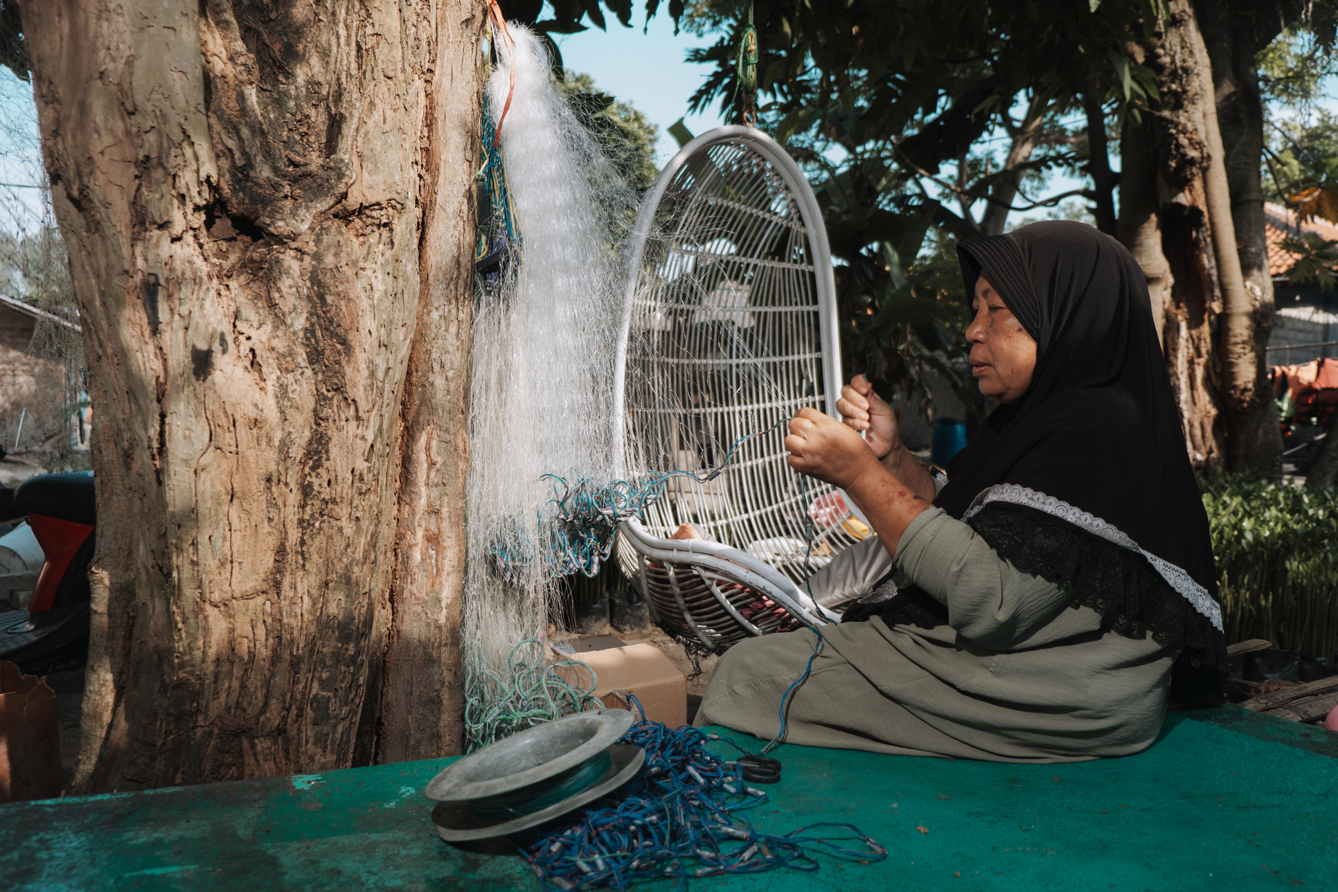 Tempat Leha menghabiskan waktunya untuk bekerja setiap hari, mulai dari mengurus mangroove, menganyam jaring, dan mencuci jaket pelampung untuk para wisatawan.