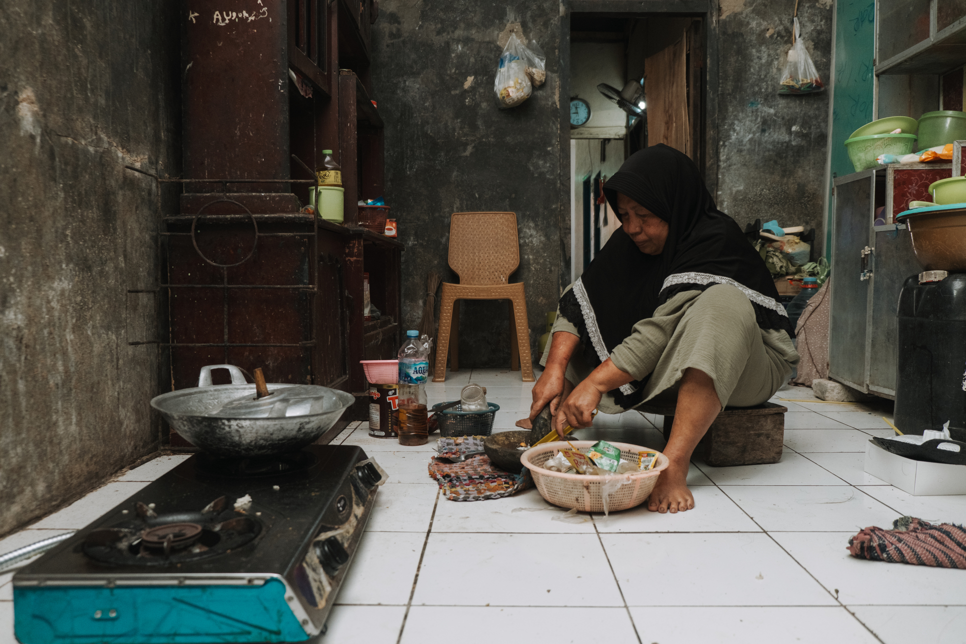 Ruang dapur sekaligus area bekerja Leha untuk menyiapkan segala kebutuhan tamu  yang menginap di penginapan (homestay) sederhananya. 